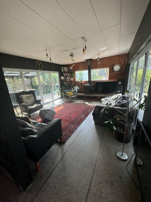 Electric Waihi Beach House - Family & Dog Friendly, Close To Beach, Pool Table, Outdoor Fire Room, Skate Ramp Bowentown Kültér fotó