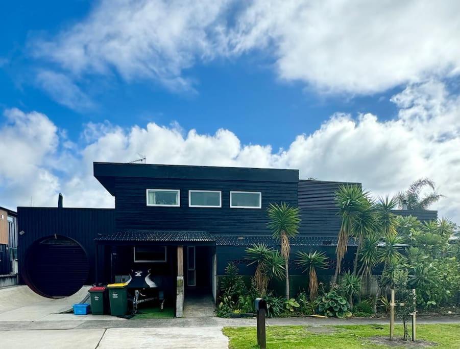 Electric Waihi Beach House - Family & Dog Friendly, Close To Beach, Pool Table, Outdoor Fire Room, Skate Ramp Bowentown Kültér fotó