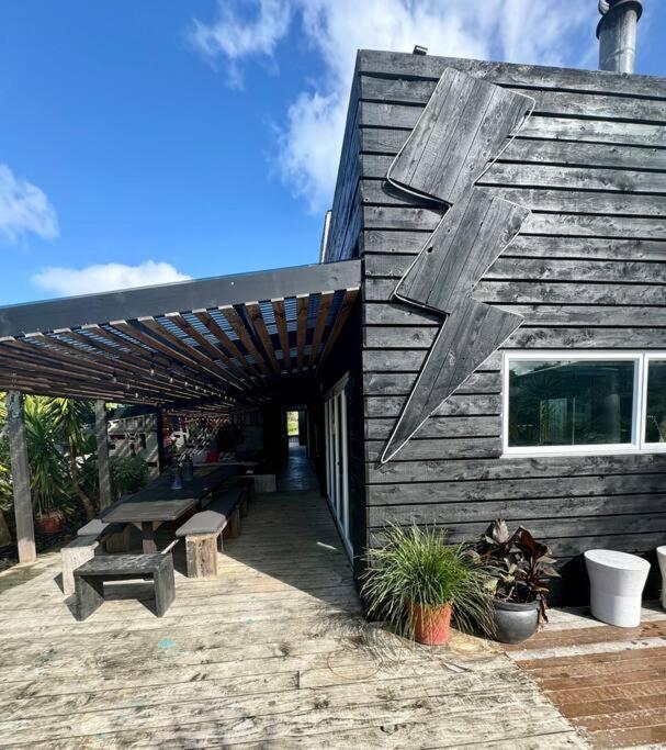 Electric Waihi Beach House - Family & Dog Friendly, Close To Beach, Pool Table, Outdoor Fire Room, Skate Ramp Bowentown Kültér fotó