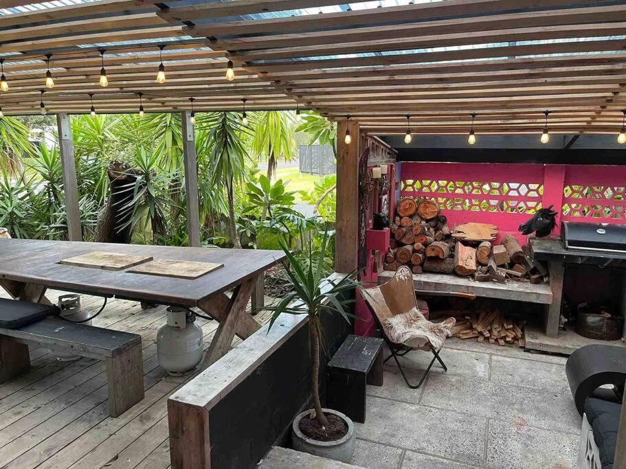Electric Waihi Beach House - Family & Dog Friendly, Close To Beach, Pool Table, Outdoor Fire Room, Skate Ramp Bowentown Kültér fotó